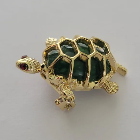 Vintage Gerry's Gold Tone Green Lucite Bead Red Crystal Eyes Turtle Brooch Pin - Picture 3 of 5